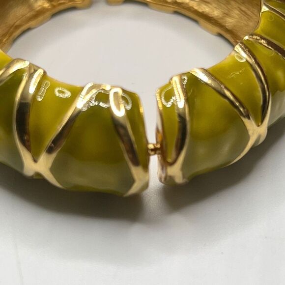 Kenneth Jay Lane Hingled Bangle Bracelet Gold Yellow Green - Picture 4 of 13
